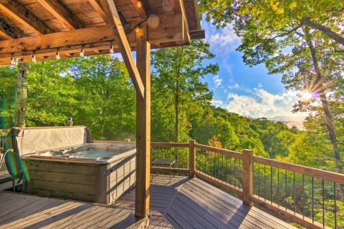 Couples’ Treehouse Retreat w/Hot Tub & Views