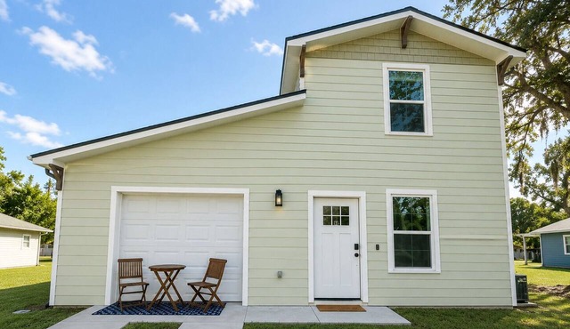 Cozy 1 bedroom cottage, walk to famous Sponge Docks in Tarpon Springs