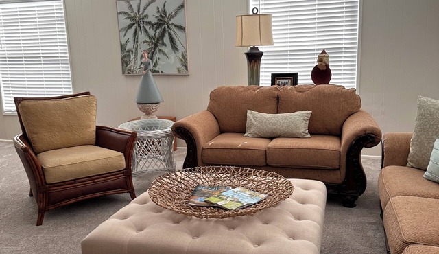 Cozy 2-bdr mobile home Venice screened lanai Renters need approval by Bay Indies