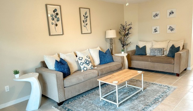 Cozy 2-bedroom house in charming Fort Myers with AC