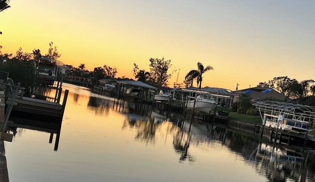 Cozy 3-bed 2 bath in lovely Port Charlotte with heated pool and optional boat.