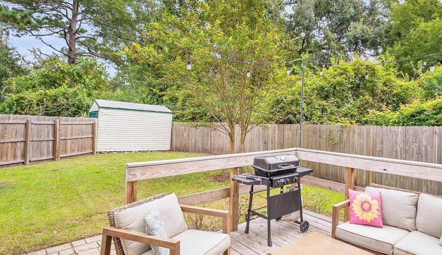 Cozy Cottage, Deck + Yard, Near Downtown & 10 min to Parris Island in Beaufort