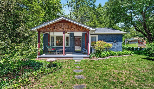 Cozy Cottage - Walk to Town in Black Mountain