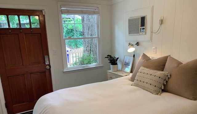 Cozy cottage walkable to Downtown Greenville!