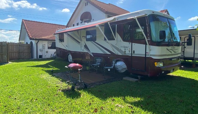 Cozy Motorhome with Free Parking & Private Entrance