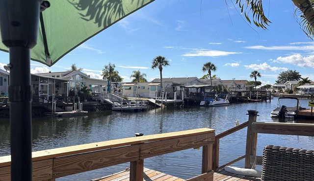 Cozy one bedroom, w/private dock on canal and Resort Amenities