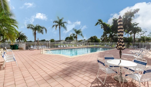 Crown Pointe- Home w/ 3BR,3BA-2 master suites w/direct pool access & w/private garden views