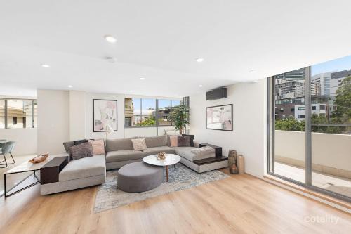 Crows Nest - Executive Penthouse - 3 Bedroom- 5km to City in Sydney