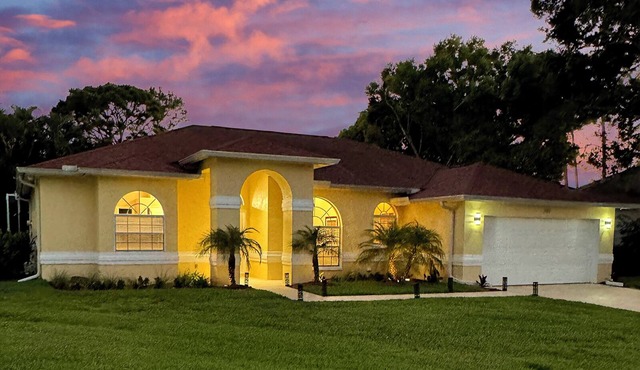 Cul-de-sac 3 Bedroom+Den, Heated Pool Luxury Villa in Gated Community of Naples