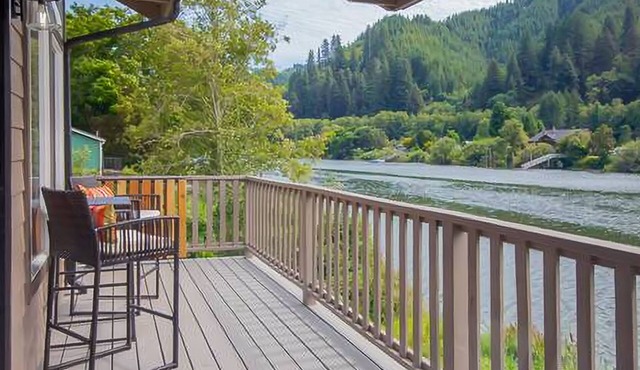 Delightful riverfront home with dock, game room, fast WiFi, kayaks & grill in Mapleton
