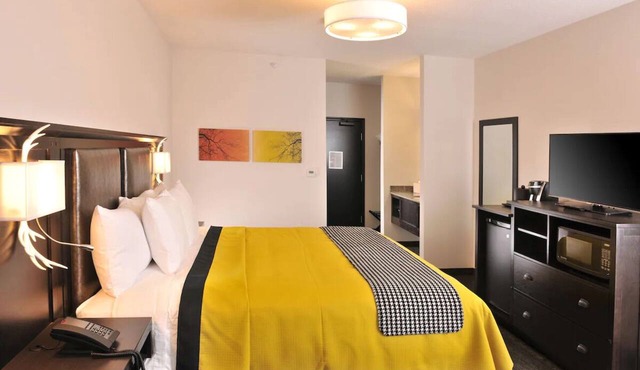Deluxe King Suite In Stoney Creek Kansas City, Hot indoor/outdoor pool in Independence