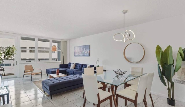 Direct beach access Condo | Pool & Gym in Hollywood