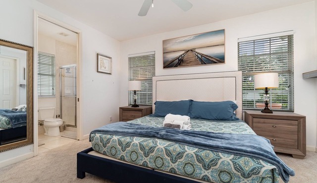 *Discreet Retreat* Modern home W/Private BackYard
