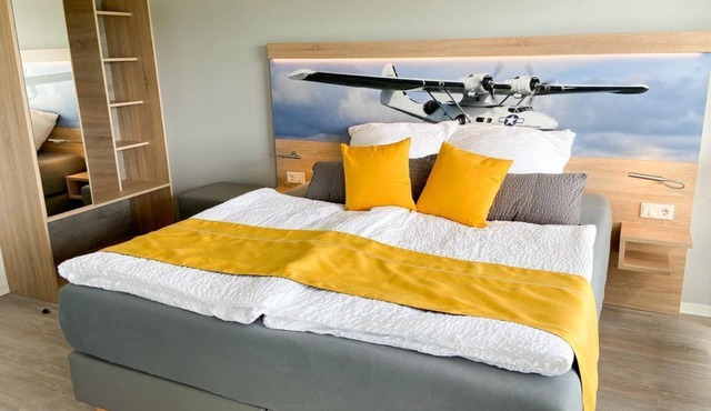 Double room window to the airfield, shower WC - Boardinghouse Breitscheid in Breitscheid