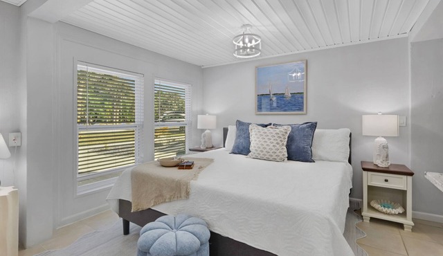 Downstairs Studio Apartment with Pickleball Court on 5-Acre Estate in Naples