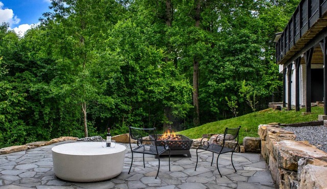 Eagle's View: Where Modern Comfort Meets Mountain Majesty