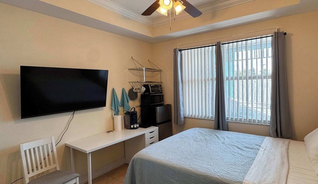 Easy Beach Getaway – Free Parking – Bonita Studio