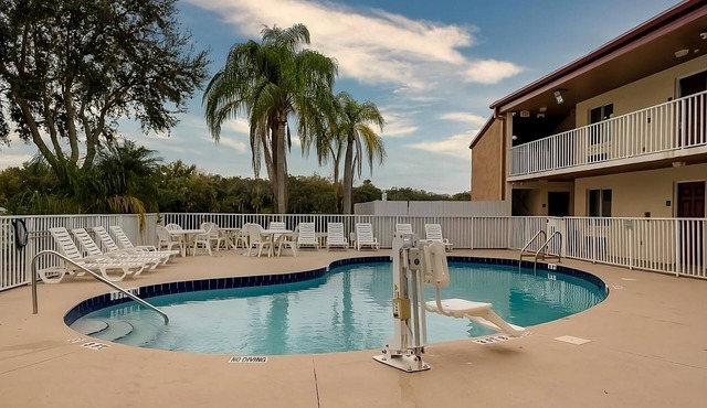 Easy Poolside Stay | Free Parking | 2-Mins to Ellenton Premium Outlets