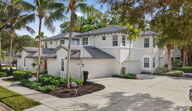 ELEGANT COASTAL GETAWAY WITH ENDLESS AMENITIES
