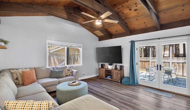 Emerald Heights - 2 Living Rooms, 3 Queen Bedrooms, Crib + Pac N Play, Furnished Deck with Grill in South Lake Tahoe