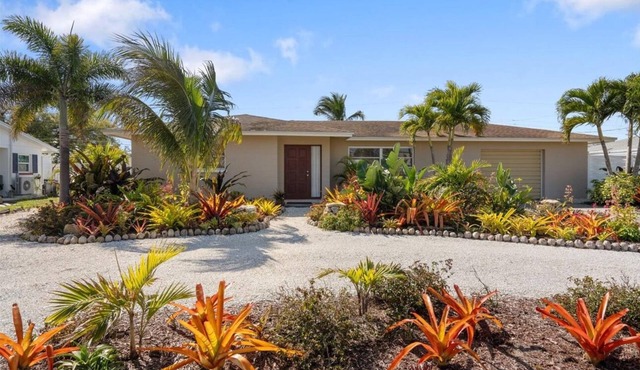 Escape to Paradise at Coconut Palms: Your 2 bed 2 bath Tropical Retreat Awaits!