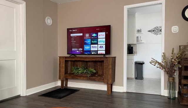 Everything you need - 1 BR 1 BA WIFI SMART TV QN Bed Coffee in Wichita