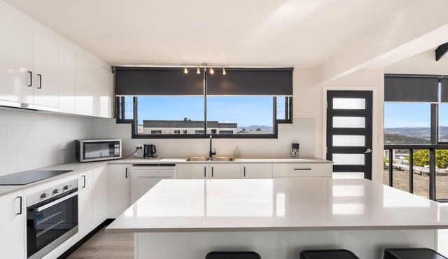Expansive River-View Oasis in Claremont