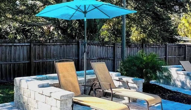 Exquisite bungalow with shared pool, washer & dryer, and WIFI