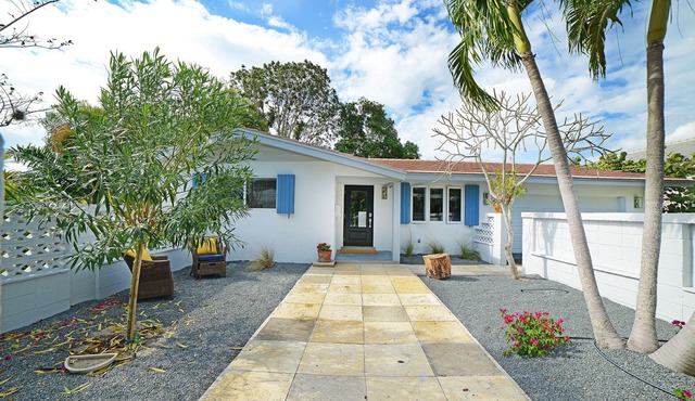 Fab House w/Screen Porch and Yard. Premier Neighborhood. Walk to Downtown! in Delray Beach