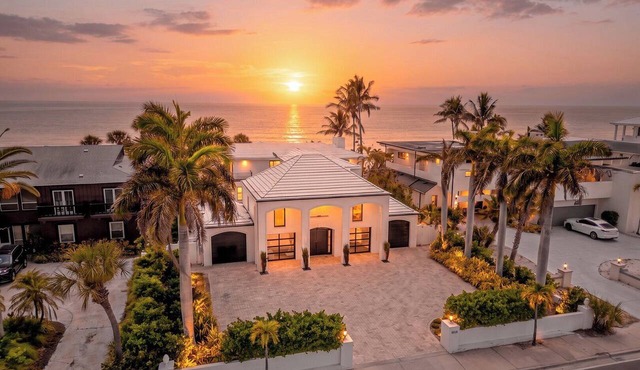 Fabulous one of a kind direct beach/gulf front home-Sleeps 14