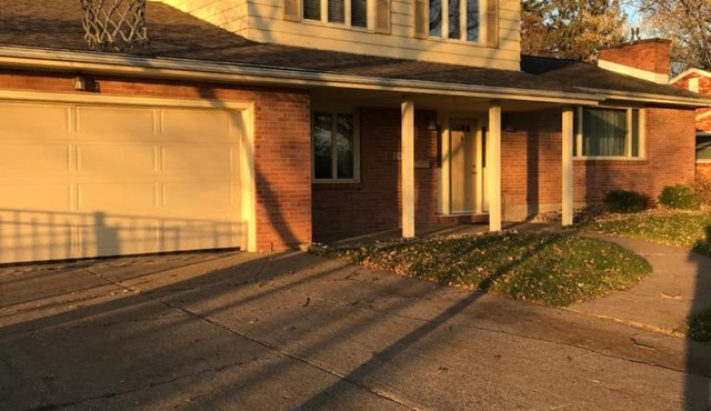 Family friendly spacious with jacuzzi & fireplace! in Dubuque