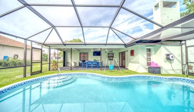 Family Friendly Stay - Tesla charger/SPA/Heated Pool