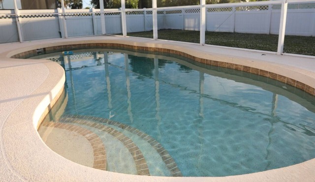 Family & Pet Spa-Like Stay Heated Pool & Steam Shower , King Bed, 12 min beach!