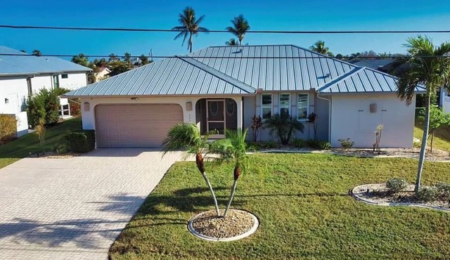 Fantastic 3-bedroom family house with pool on the water in Punta Gorda