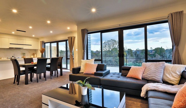Fantastic River View- Brand New Home 4 bedrooms Villa in Hamilton
