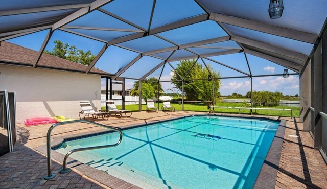 Feel @ Home Ft Myers - 3bd - 2bh - POOL - Sleeps 8