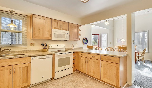 Free Golf at Bear Trap Dunes and MORE! Bright and cheery house only a short walk to the beach! Some features include 3 bedrooms plus den, 2 baths in South Bethany