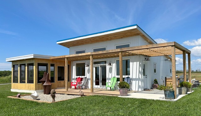 Fully-equipped, 4-seasons, 2 bedrooms in the vineyard at Harwood Estate Winery. in Prince Edward