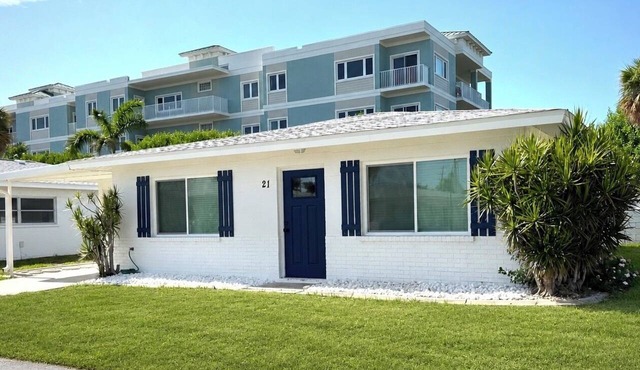 Fully Stocked Luxury Beach Retreat. Walk to Beach, Live Music, Bars & Dining