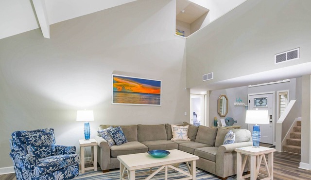 Fully Updated, End Unit Villa between Beach Club & Harbour Town w/Community Pool & Tennis Courts in Hilton Head Island