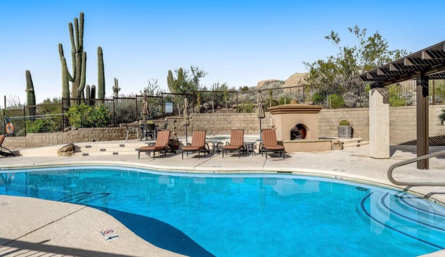 Golf-Course View Condo with Central AC & Washer/Dryer - Shared Pool & Hot Tub in Scottsdale