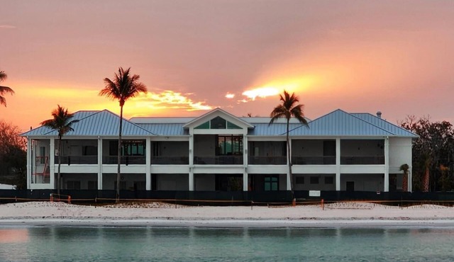 Gorgeous 2-bedroom condo in lovely Bonita Springs with AC with spectacular view.