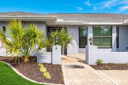 Gorgeous 4 Bedroom Home with Private Pool and Full Kitchen in Rotonda West