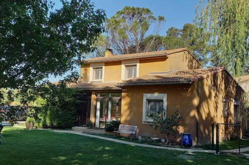 Grand studio lumineux, entièrement rénové avec jardin in Caumont-sur-Durance