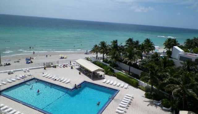 GREAT OCEAN FRONT 1br-1 1/2 bath Condo For Rent (HOLLYWOOD BEACH) in Hollywood