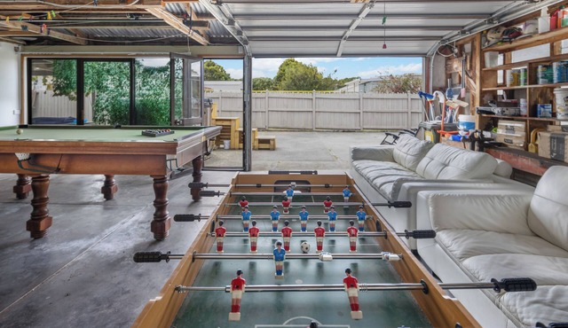 Group Getaway: Hot Tub, Beach, Games room in One Tree Point