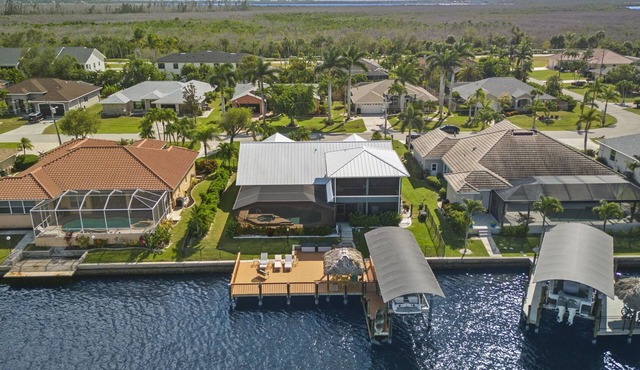 Gulf Access ☀️6BR ☀️Heated Pool ☀️Spa☀️Dock ☀️Tiki Hut ☀️Sleeps 11