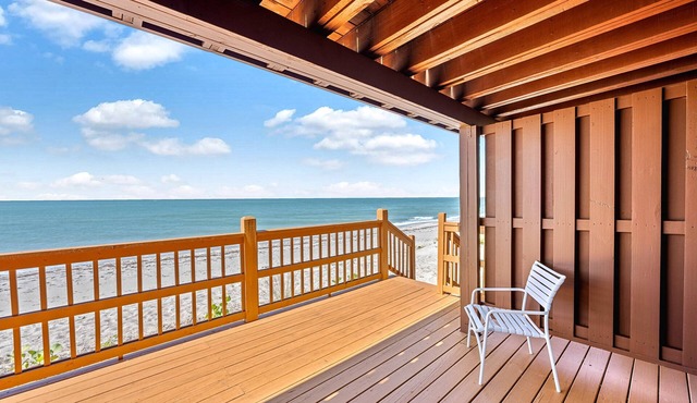 Gulf Front Escape on the Beach with Shared Sunset Deck & Pool