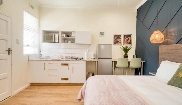 Hampton Collection - 2 Sleeper Serviced Studio Apartment with Pool in Durban