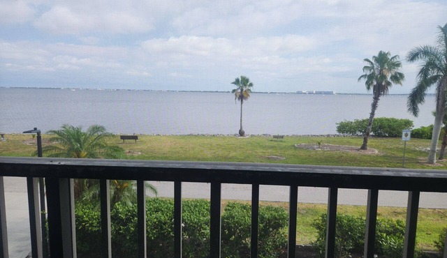 Harborfront Views, Rooftop Pool, walking distance to Fishermen's Village!